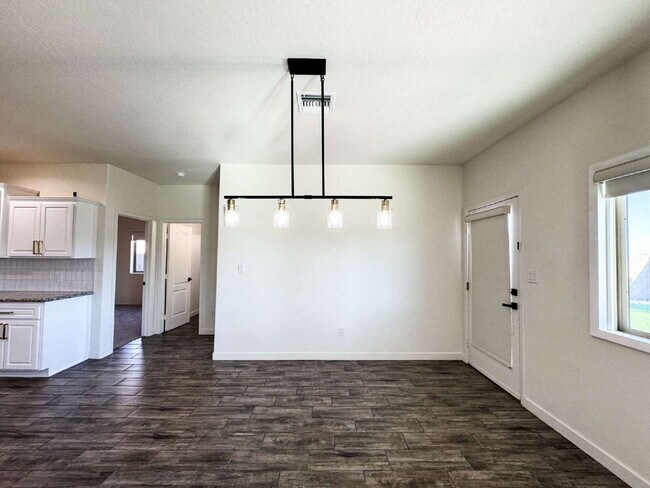 Building Photo - "Spacious 4-Bedroom, 2-Bathroom Home in Yu...