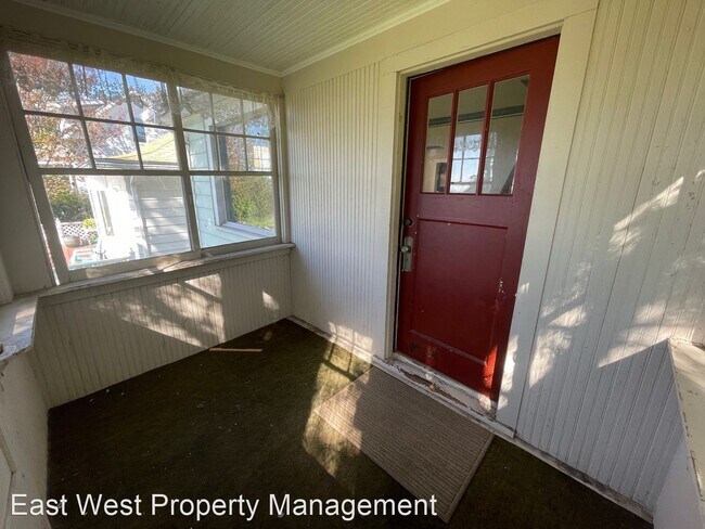 Building Photo - 6 br, 2 bath House - 707 E Skyline Pkwy