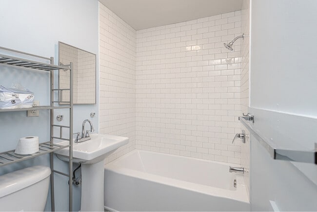 Building Photo - 423 Langdon St