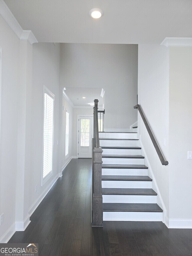 Building Photo - 633 SKYTOP Dr
