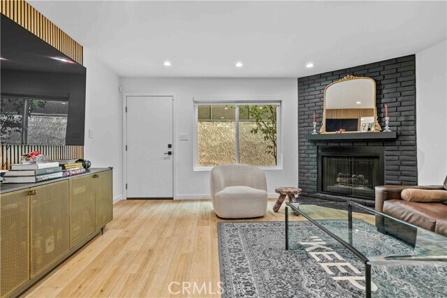 Foto del edificio - 635 E Magnolia Blvd