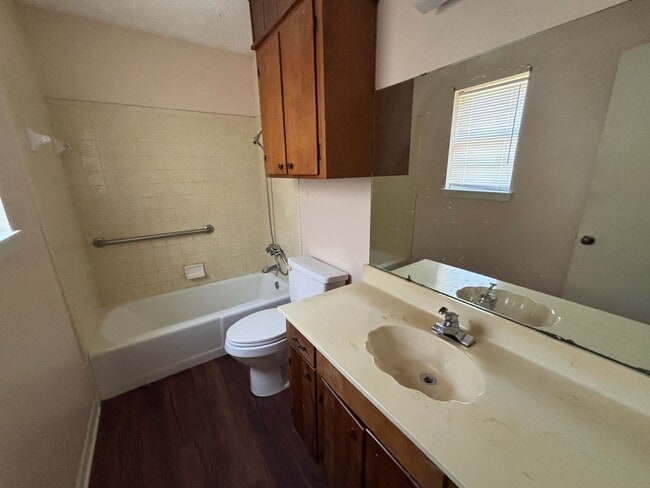 Building Photo - COZY AND SPACIOUS BRICK HOME NEAR PINES ROAD IN SHREVEPORT.