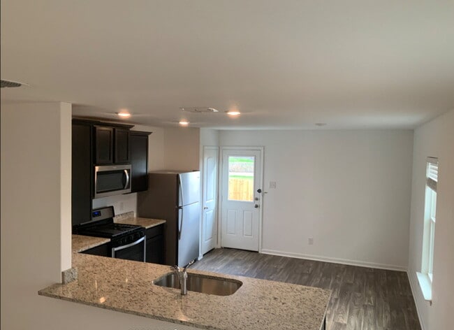 Building Photo - "Charming 3-Bed Oasis with Granite Touches...