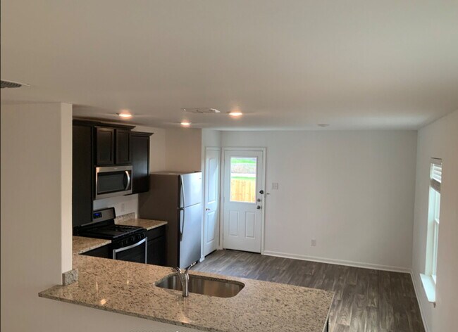 Foto del edificio - "Charming 3-Bed Oasis with Granite Touches...