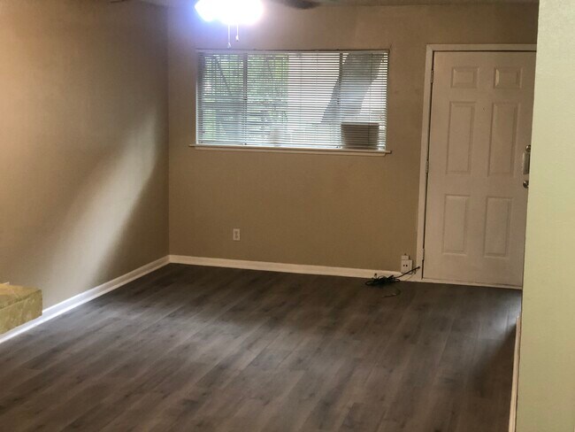 Building Photo - 2413 Leon St