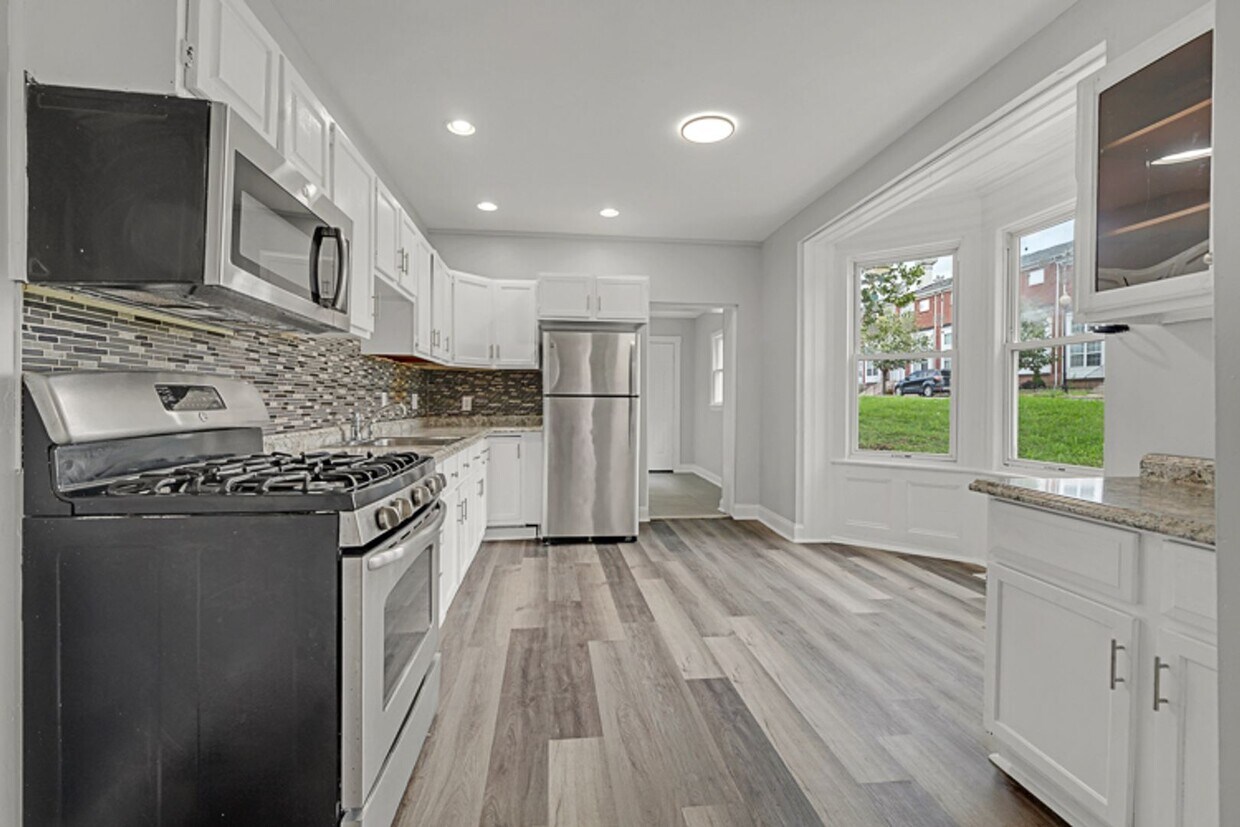 Foto principal - Freshly Renovated 4-Bedroom Home with Cent...