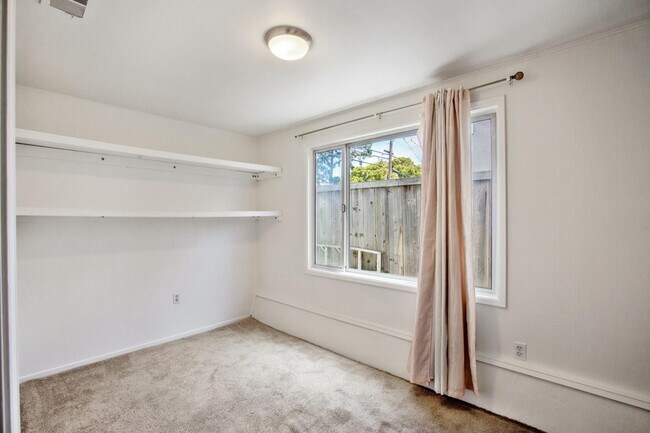 Building Photo - 210 Northwood Dr