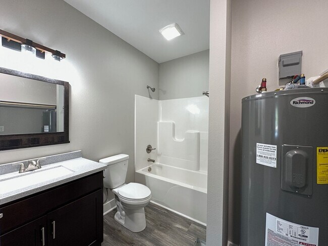 Building Photo - 3 Bedroom • 2 Bath Duplex on 23rd Street!