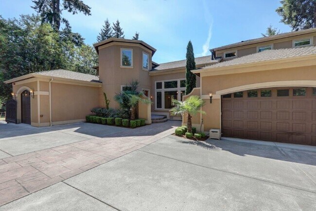 Foto del edificio - Stunning Mediterranean Oasis Minutes from Downtown Bellevue w/Lake Views!
