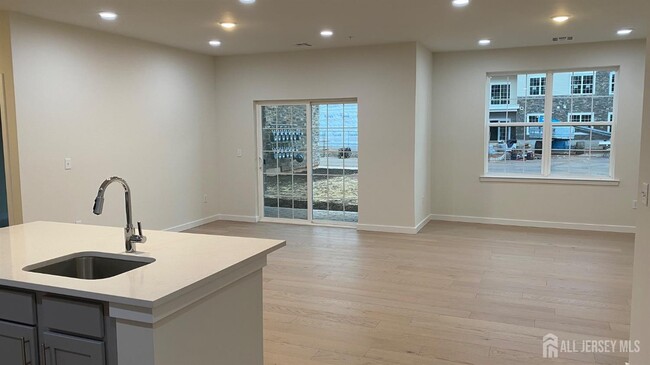 Building Photo - 611 Lorhan Dr