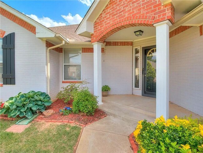 Building Photo - Gorgeous 3 Bed/2 Bath by Council & Expressway
