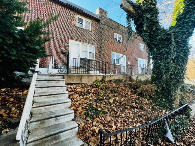 Building Photo - Gorgeously Remodeled 3 BR Townhome in Uppe...