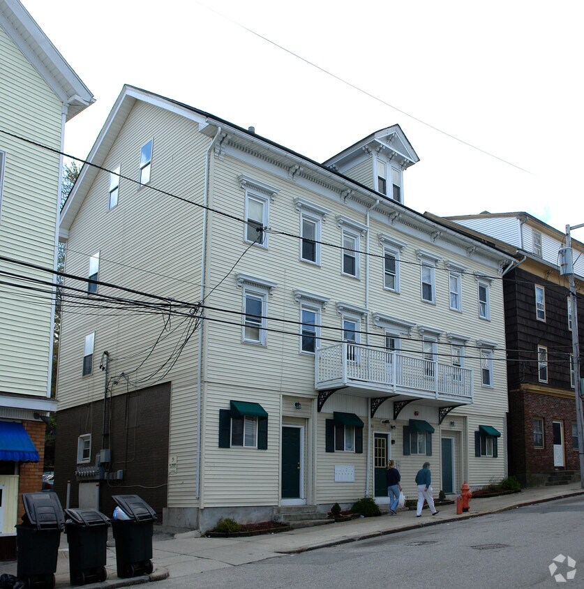 8082 Blackstone St, Woonsocket, RI 02895 Apartments in Woonsocket