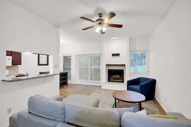 Foto del edificio - 9100 Mountain Ridge Dr