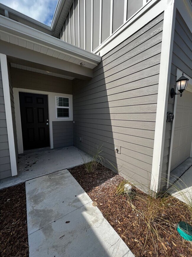 Foto del edificio - Modern 3 Bed 2.5 Bath Townhome with Attached Garage, Patio and Lawn Care Included! Move in Ready!
