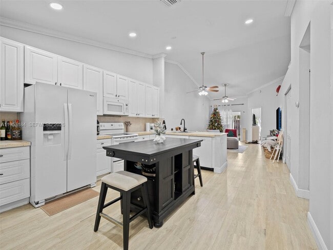 Foto del edificio - 11065 NW 38th Pl