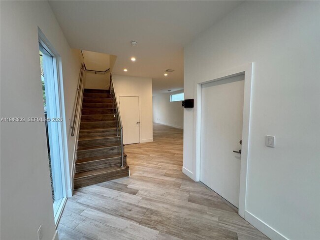 Foto del edificio - 2933 SW 27th Terrace