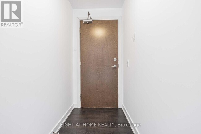 Photo du bâtiment - 2212 Lake Shore Blvd W