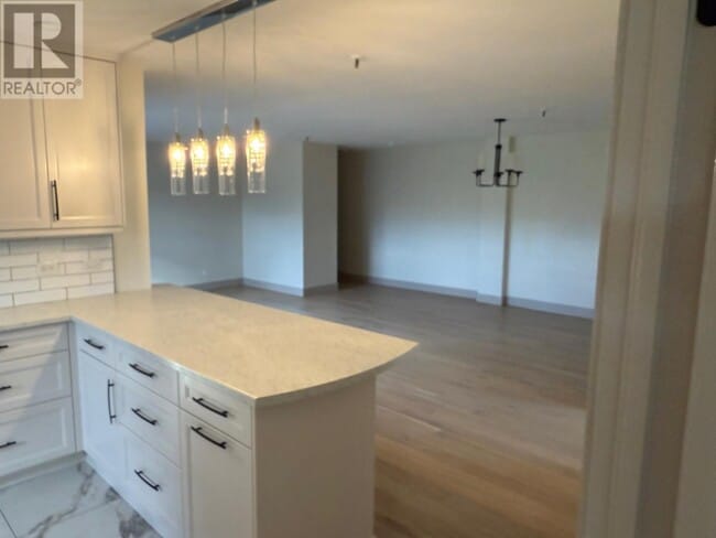 Photo du bâtiment - 100 Elizabeth Ave