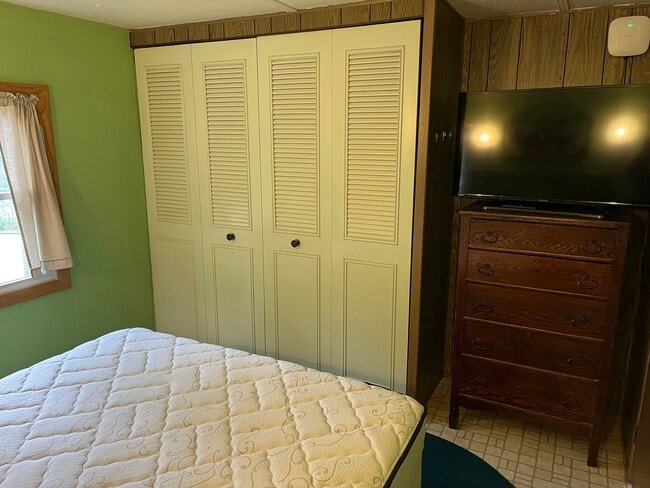 Master Bedroom - 103 May St