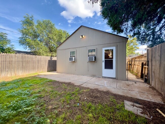 Building Photo - 1/1 Back Available House near Texas Tech