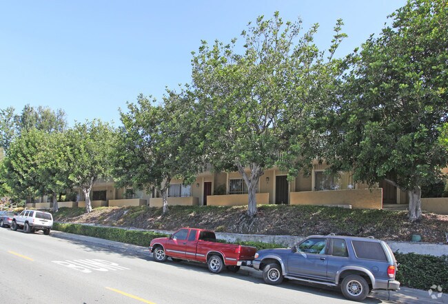 Building Photo - Parkway Villas