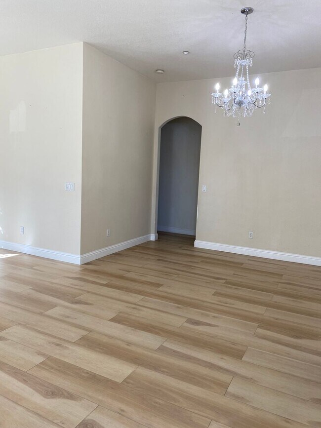 Building Photo - Beautiful 4 Bed 2 Bath House Available Now!