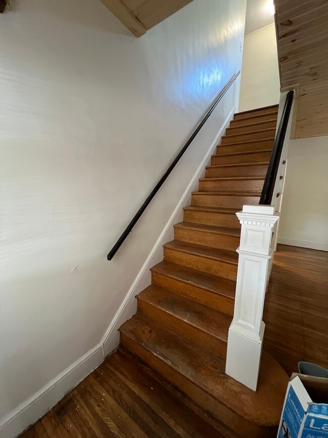 Escaleras - 81 S Pearl St