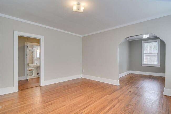 Building Photo - Cozy Cottage in Midtown!