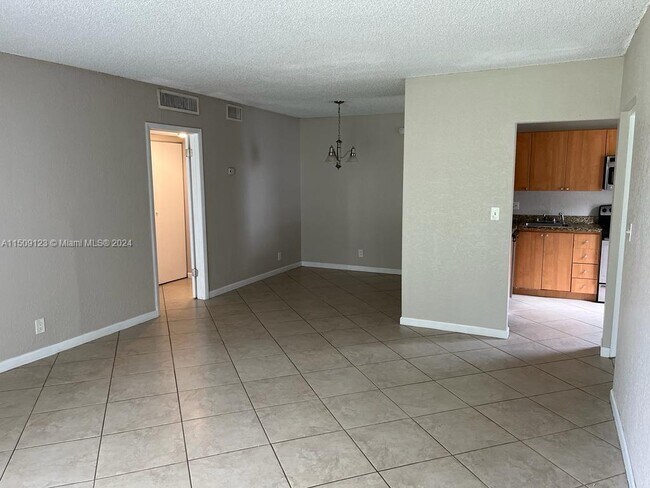 Foto del edificio - 4017 N University Dr