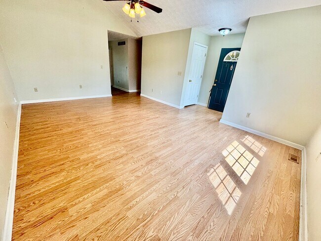 Building Photo - 3 Bedroom Home in Danville!