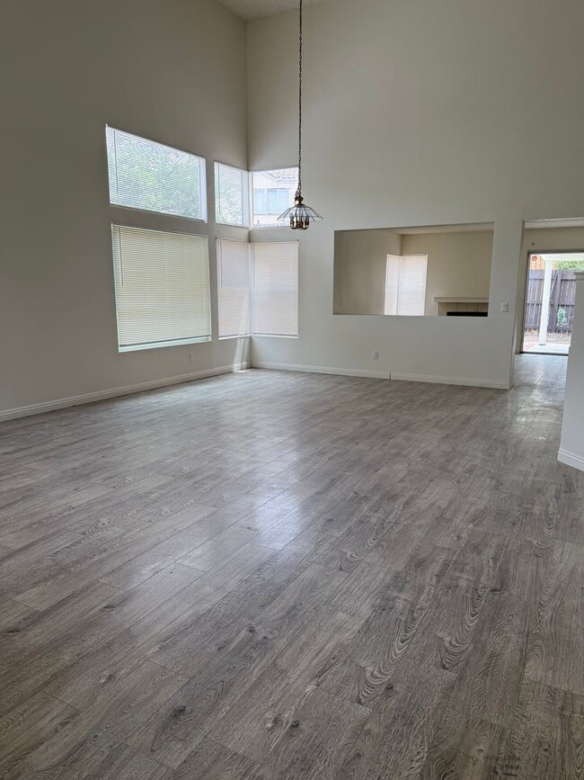 Building Photo - 23797 Lone Pine Dr