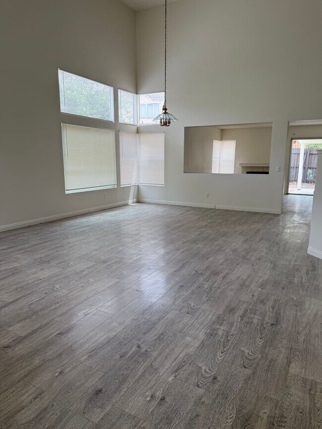 Foto del edificio - Centraly Located Shopping, Fwy, 2 story, 4...