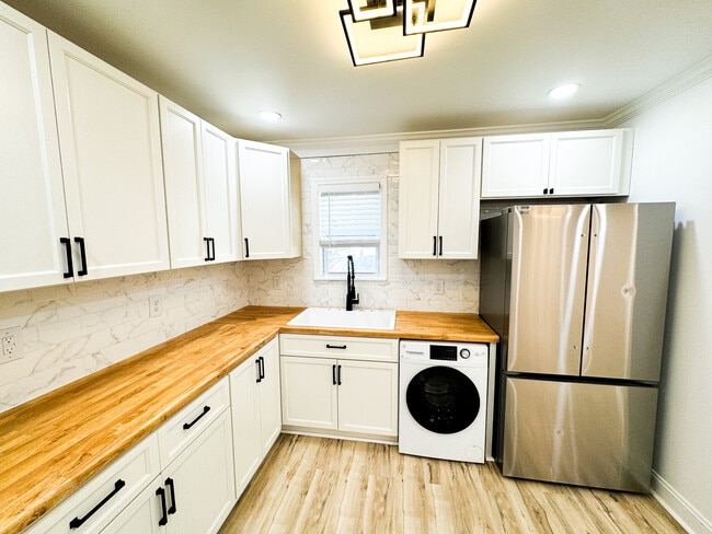 Building Photo - 711 W 44th St