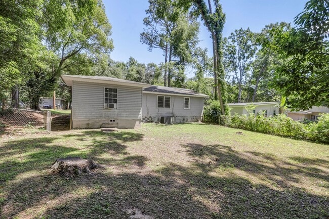 Building Photo - 4 bed 2 bath house, Walk to Stadium!! Available July 2026