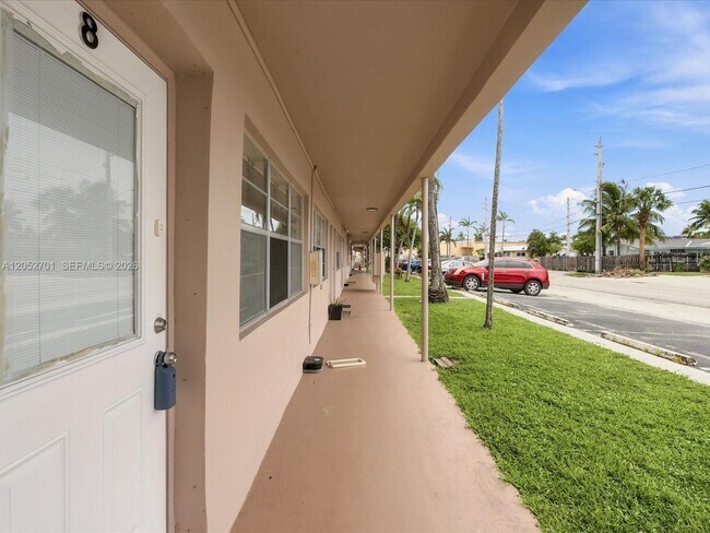 Building Photo - 230 SW 11th Ave