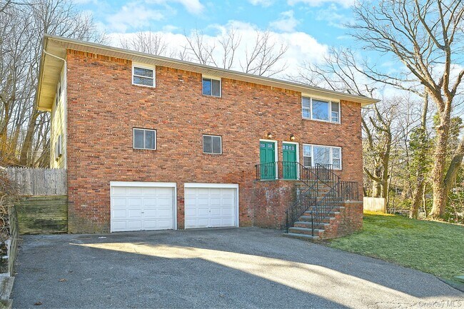Foto del edificio - 8 Harbor Hill Rd
