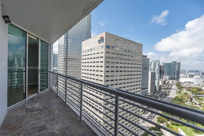 Foto del edificio - 325 S Biscayne Blvd