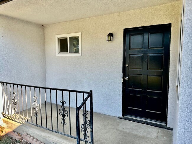 Foto del edificio - Charming 3 Bed/ 2 Bath Home in Clovis