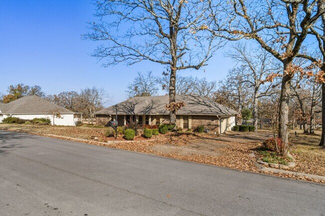 Building Photo - Beautiful 3 Bed / 2 Bath Home in Fort Smith (0.73 Acre Lot)