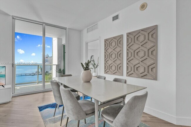 Foto del edificio - 300 S Biscayne Blvd