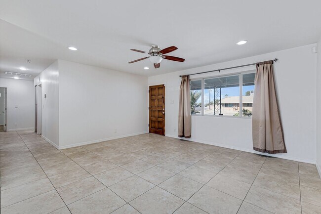 Foto del edificio - Spacious & Stylish 4/2 – Just  2 Miles fro...