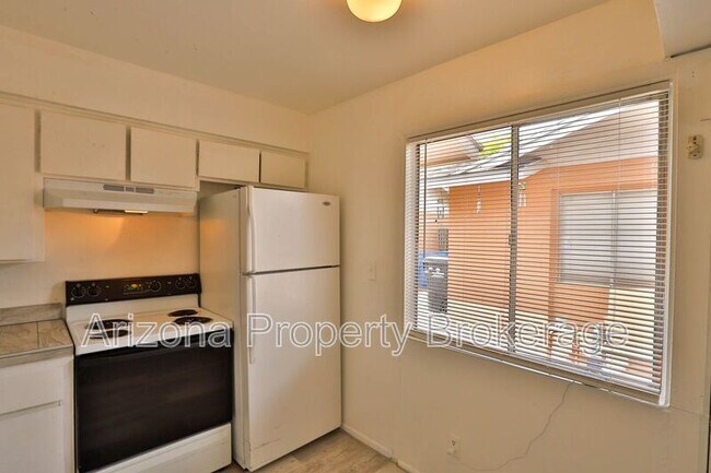 Building Photo - 1702 W Vogel Ave