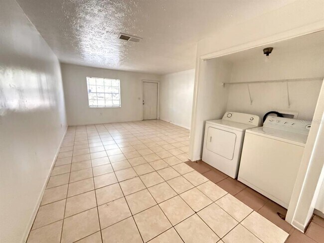 Foto del edificio - 8505 N Tampa St