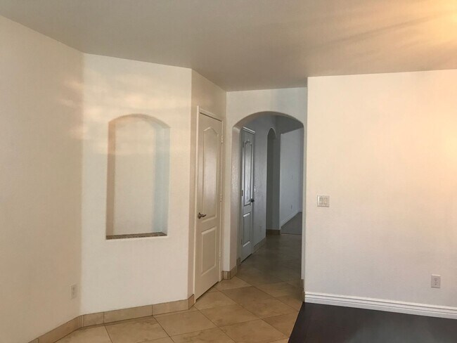 Building Photo - Available February 2026. Beautiful 3br/2ba Home located in North Phoenix near Jomax & I-17