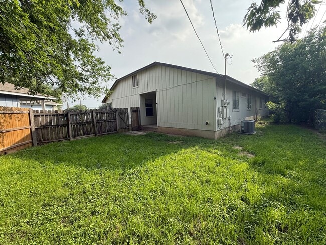 Building Photo - 512 Willowbend Cove