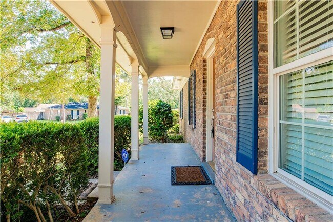 Building Photo - 2704 Woodcliff Dr E
