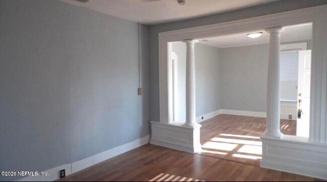 Foto del edificio - 1709 W 45th St