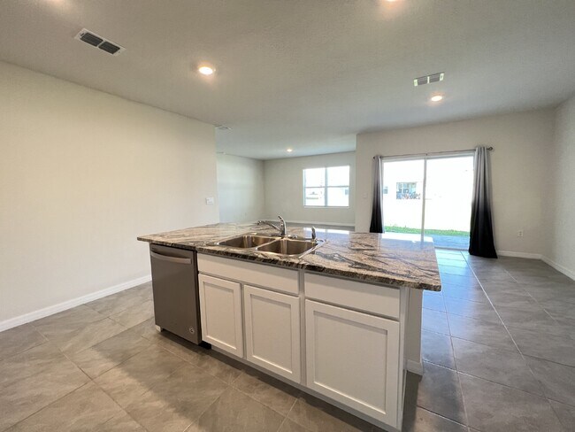 Foto del edificio - **COMING SOON**4 bd/2bath Home available i...