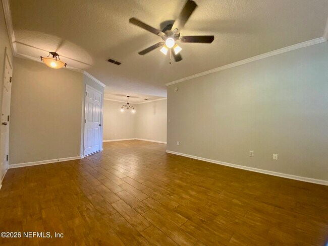 Foto del edificio - 1530 Vineland Cir